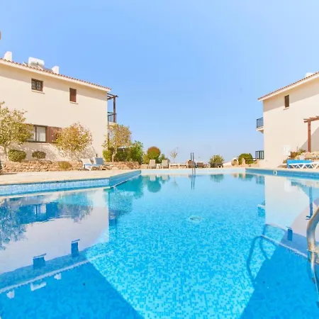 Townhouse Smile - Seaview Escape With Shared Pool * Klorakas