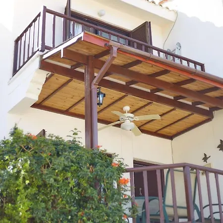 Townhouse Smile - Seaview Escape With Shared Pool 別荘 Klorakas