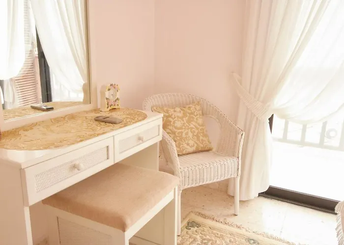 Prázdninový dům Townhouse Smile - Seaview Escape With Shared Pool