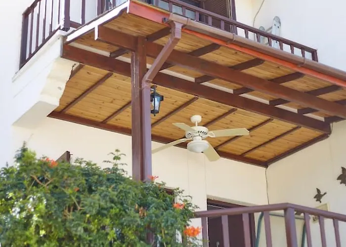 Townhouse Smile - Seaview Escape With Shared Pool Prázdninový dům Klorakas